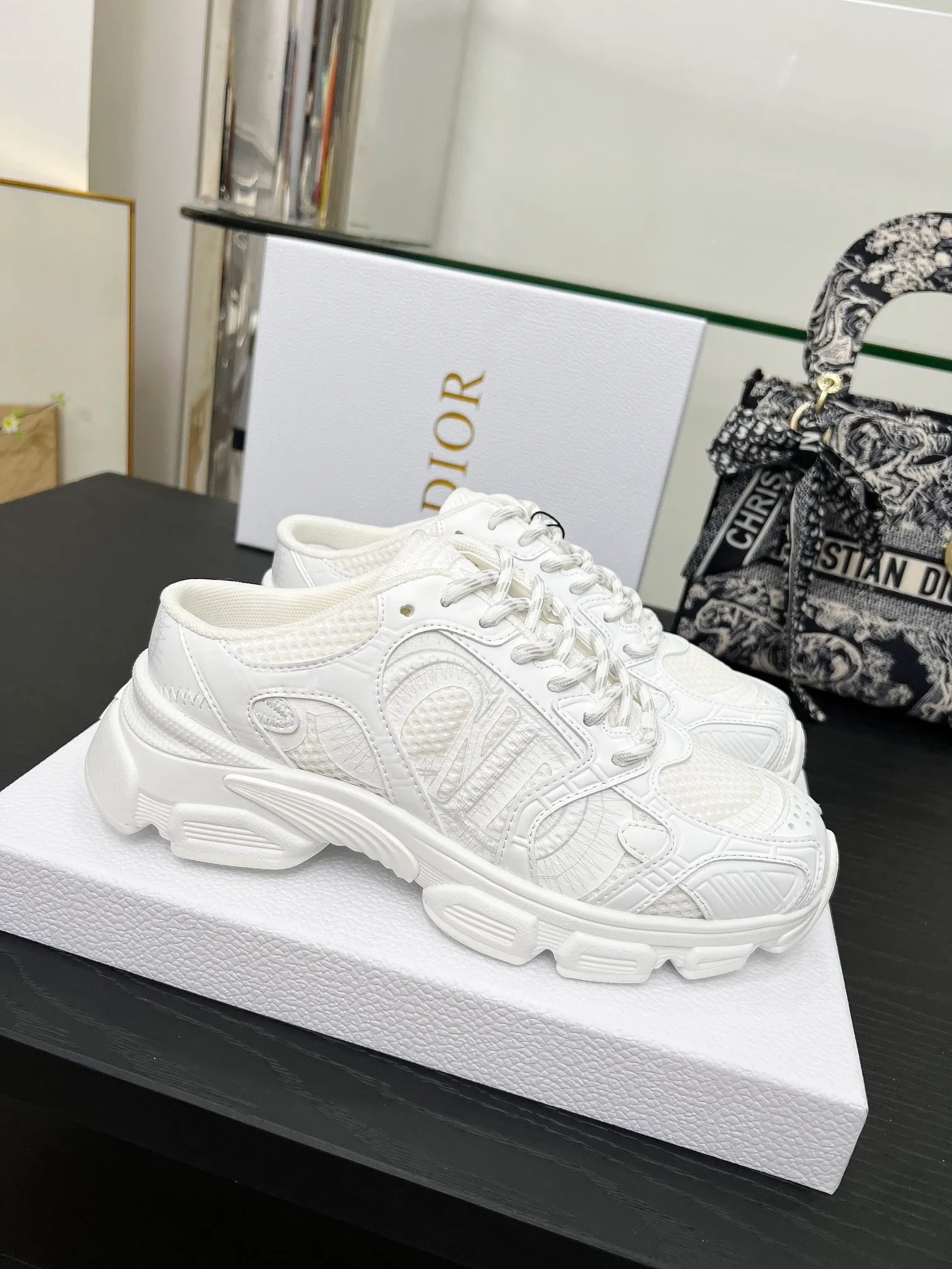 p560🐮🐮This Dior Chrono sports half slipper reinterprets running shoes with Dior's haute couture style. Gray mesh fabric is paired with tonal suede calfskin panels, the CD logo on the side, the star patch on the tongue and the Dior logo on the heel, all in classic fine detail. Featuring two-tone laces and a lightweight sole with star graphics, they can be worn year-round. Size: Women’s size 35-41 (35/42 can be customized) Men’s size 40-46 (men’s version is being printed) Color: 12 colors available
